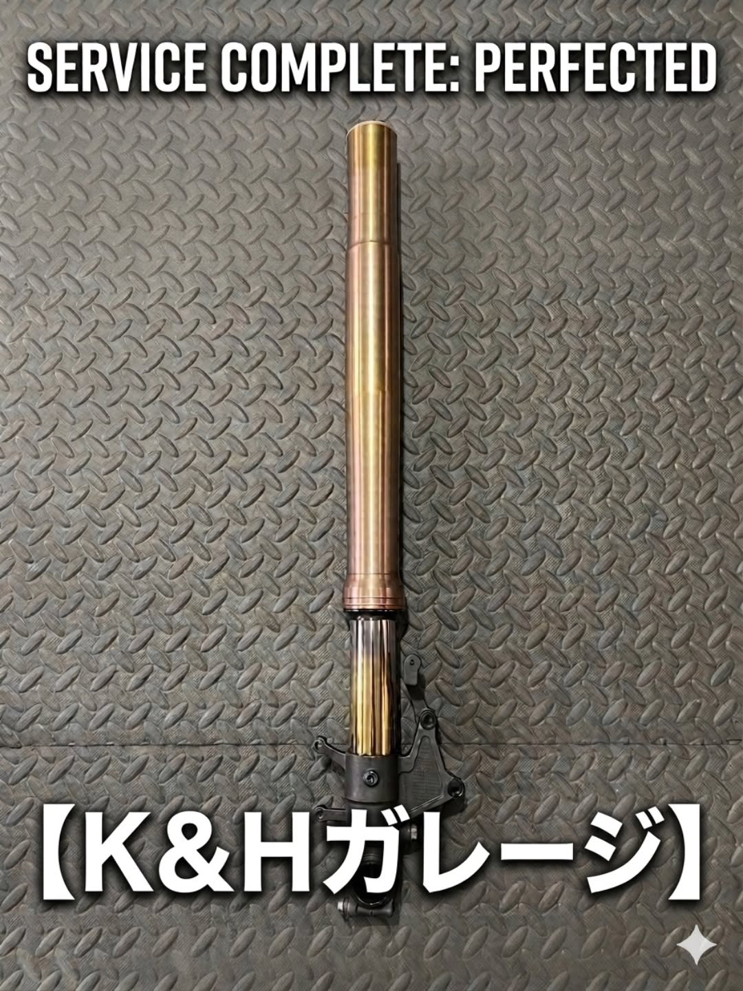 バイクの倒立フロントフォークを専用工具でオーバーホール・メンテナンスしている様子
